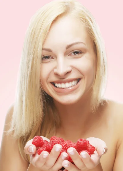 Blond woman with raspberries — Stock fotografie