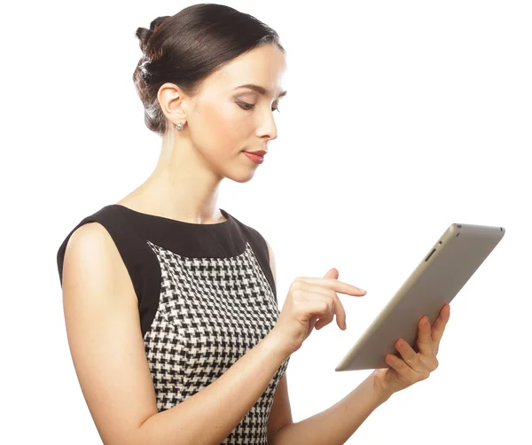 Mulher de negócios usa um tablet móvel com tela sensível ao toque — Fotografia de Stock