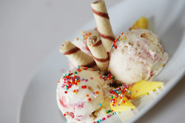 Strawberry ice cream with mango — Stock Photo, Image