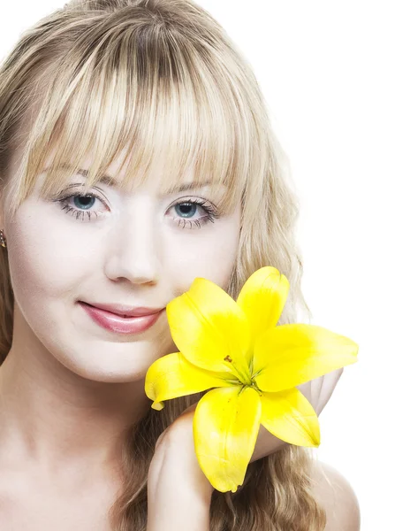 Menina loira bonita com lírio amarelo — Fotografia de Stock