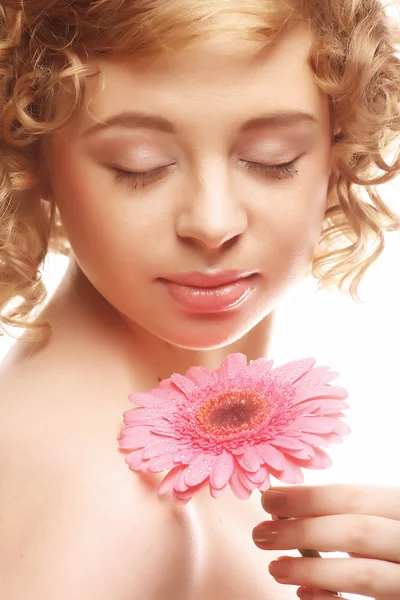 Frau mit Gerberblume — Stockfoto