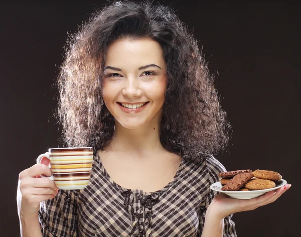Attraktiv kvinna med kaffe och dessert — Stockfoto