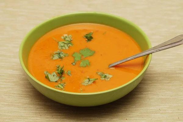 Pompoensoep in een groene kom — Stockfoto