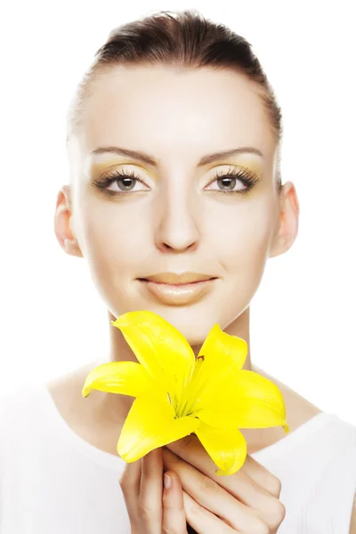 Krásná blondýnka s žlutá lilie — Stock fotografie