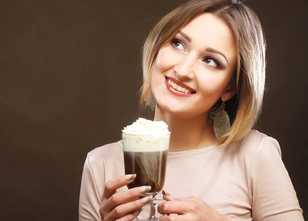 Meisje met glas koffie witn crème — Stockfoto