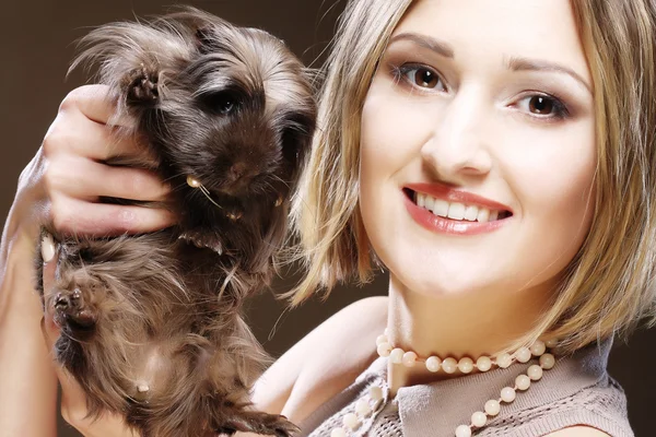 Jonge vrouw met cavia — Stockfoto