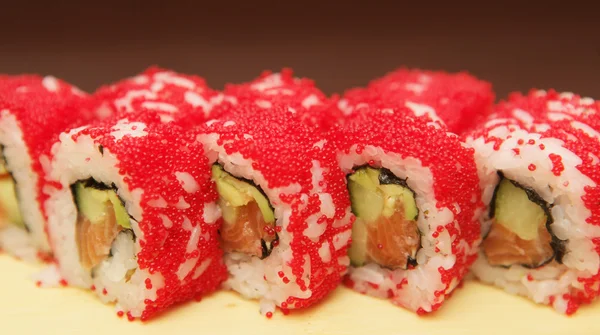 Sushi traditionnel japonais au rouleau alimentaire — Photo