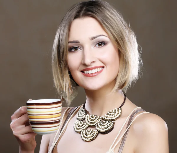 Bella donna che beve caffè — Foto Stock