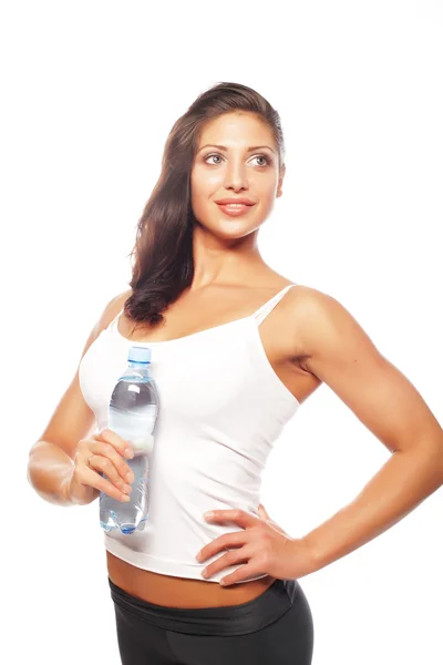 Sorridente giovane donna sportiva con acqua — Foto Stock