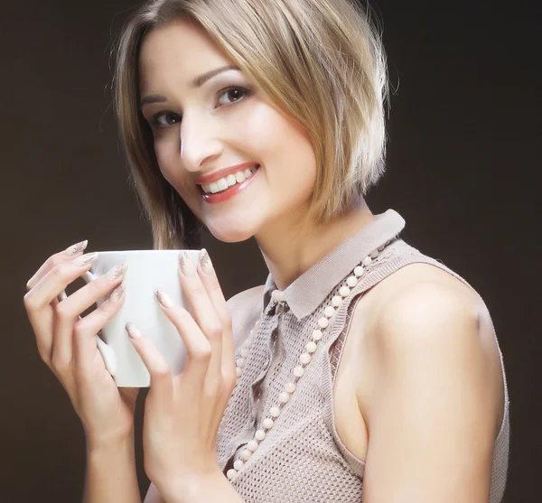 Joven bonita mujer bebiendo café — Foto de Stock