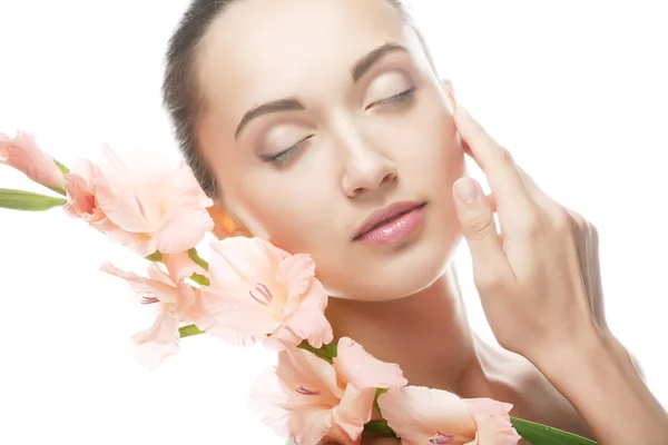 Mujer con flores de gladiolo en las manos —  Fotos de Stock