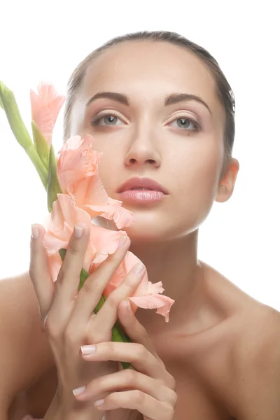 Mujer con flores de gladiolo en las manos — Foto de Stock