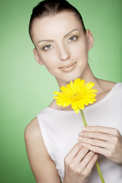 Schönes Mädchen mit gelber Blume — Stockfoto