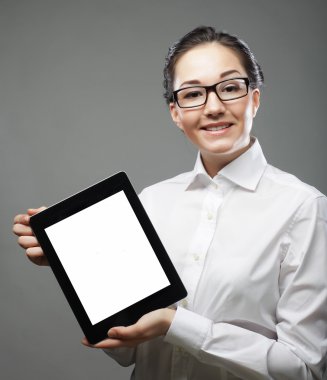 İş kadını elinde tablet bilgisayar tutuyor.