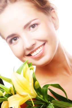 genç kız sarı zambak ile gülüyor