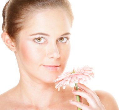 cloused gözlü çiçek tutan genç kız