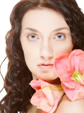 kadın ve pembe orkide