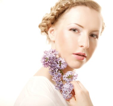 Eflatun çiçekli bahar kız.