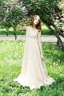 Yaz parkındaki kadın