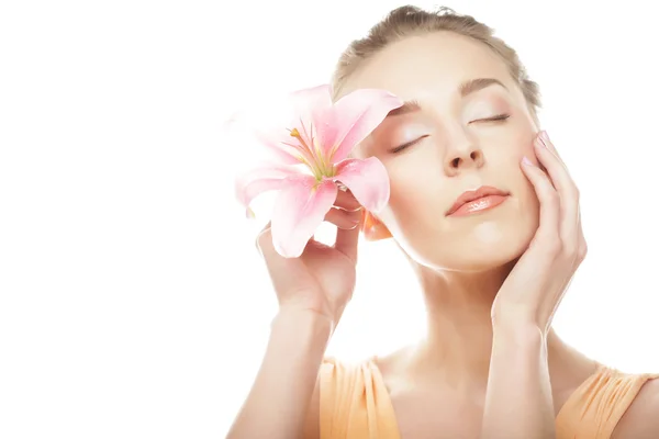 Bellezza faccia della giovane donna con giglio rosa — Foto Stock