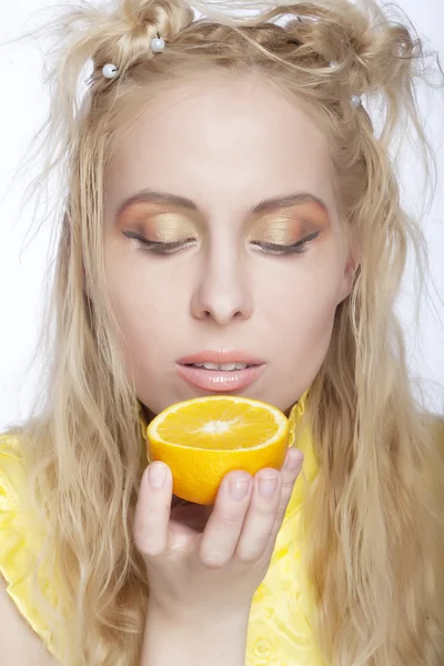 Retrato en mujer joven y saludable con naranja — Foto de Stock