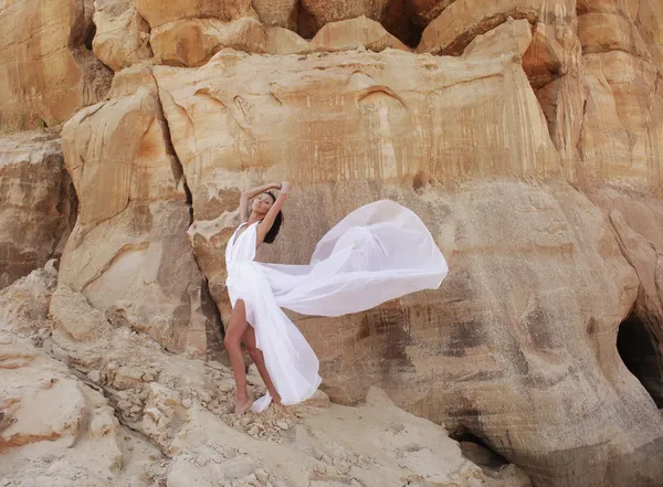 Attractive woman in the desert — Stock Photo, Image