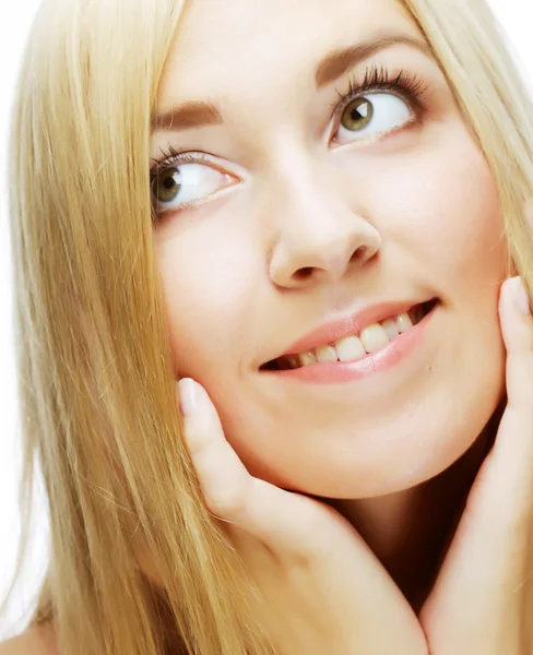 Retrato de una mujer sonriente mirando hacia arriba — Foto de Stock