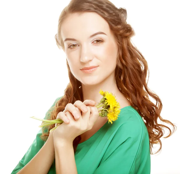 Vrouw met paardebloem boeket — Stockfoto