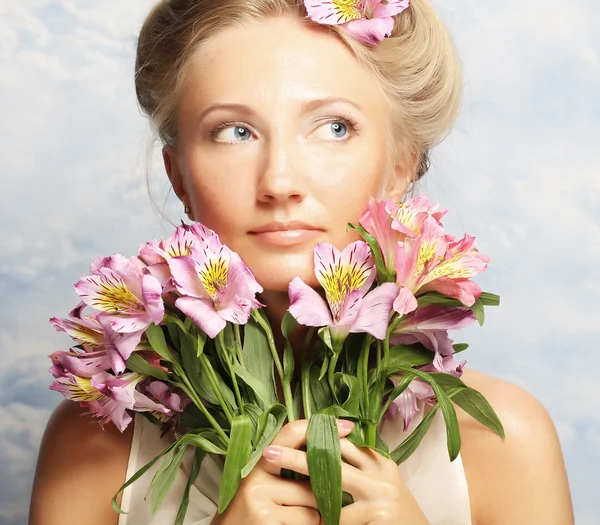 Mulher com flores rosa — Fotografia de Stock