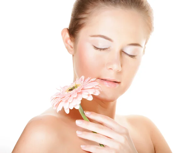 Menina com olhos nublados segurando flor — Fotografia de Stock