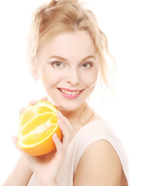 Mulher loira com laranjas nas mãos — Fotografia de Stock