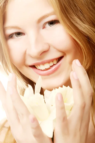 Ragazza adolescente con fiore narciso — Foto Stock