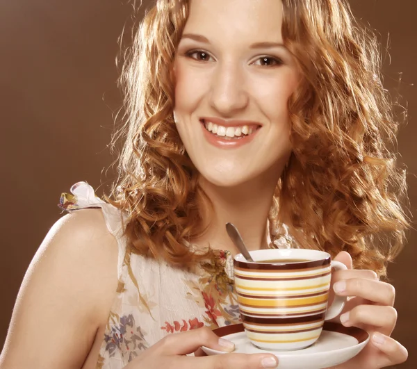 Hübsche Frau trinkt Kaffee — Stockfoto