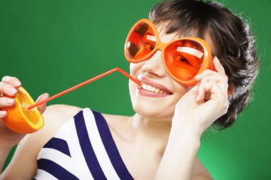 kadın portakal ile