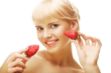 Beyaz arka planda çilekli kadın.