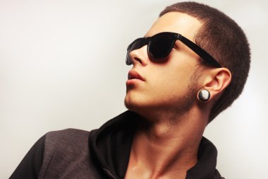 şık moda genç adam portresi