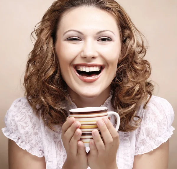 Mujer bonita bebiendo café — Foto de Stock