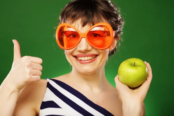 Kvinna med grönt äpple — Stockfoto