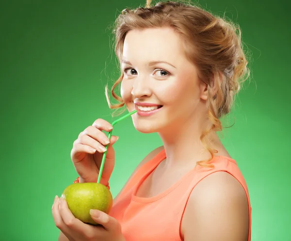 Vrouw met groene appel — Stockfoto