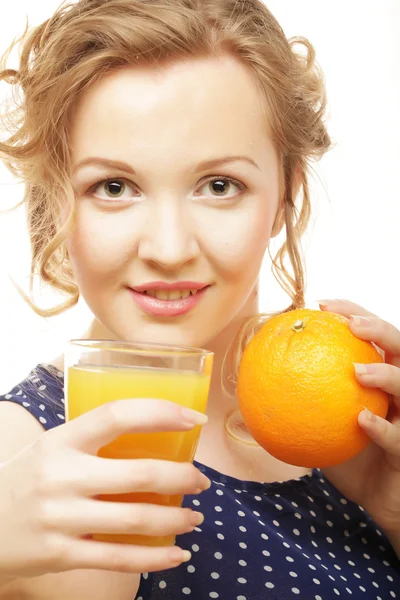 ホワイト オレンジ ・ ジュースをかざす女 — ストック写真