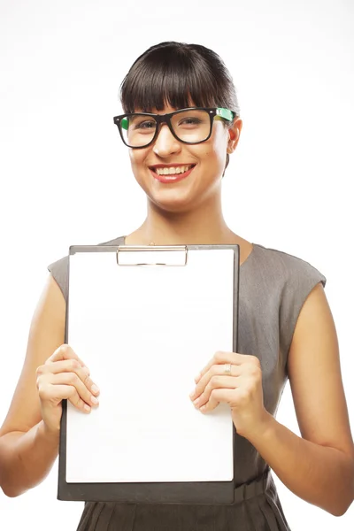 Frau mit Brille hält Klemmbrett — Stockfoto