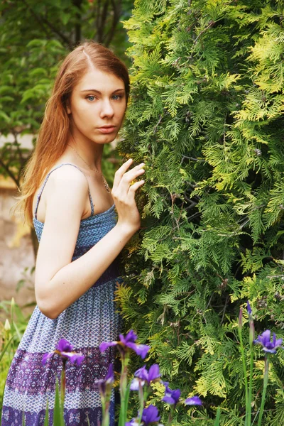 Frau posiert im Sommerpark — Stockfoto