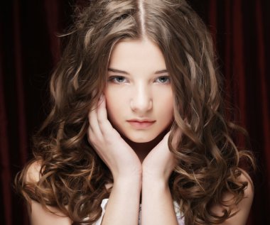 kıvırcık saçlar kadınla