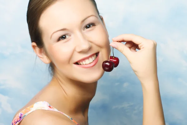 Mulher com cerejas — Fotografia de Stock