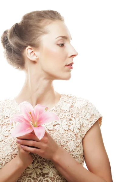 Blond flicka med rosa blomma på vit bakgrund — Stockfoto