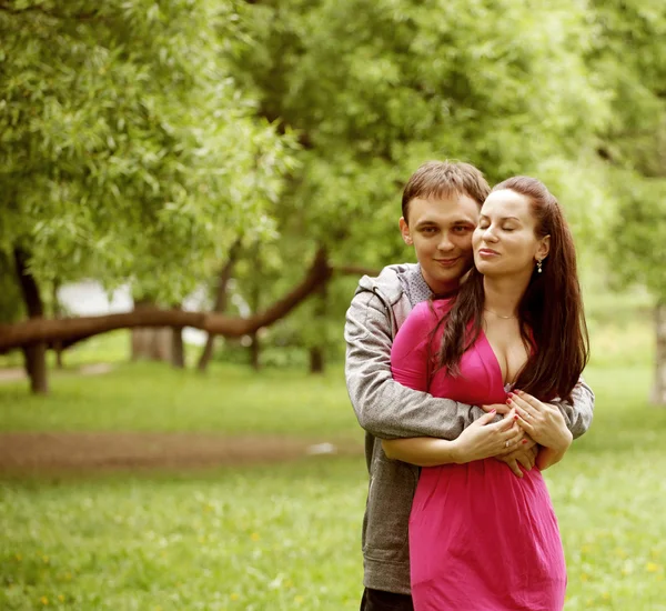 Mladý romantický pár v parku. — Stock fotografie
