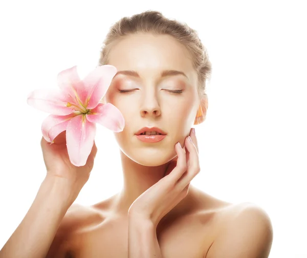 Bellezza faccia della giovane donna con giglio rosa — Foto Stock