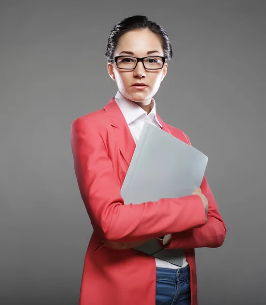 Joven mujer de negocios con carpetas — Foto de Stock