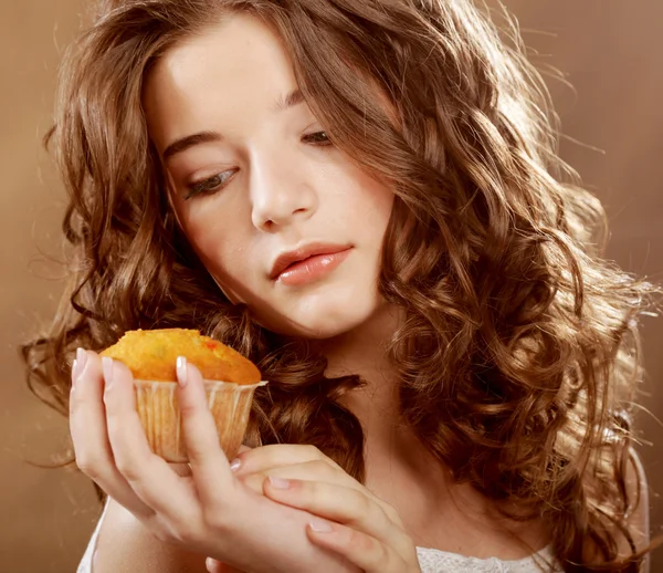 Girl with cake — Stock Photo, Image