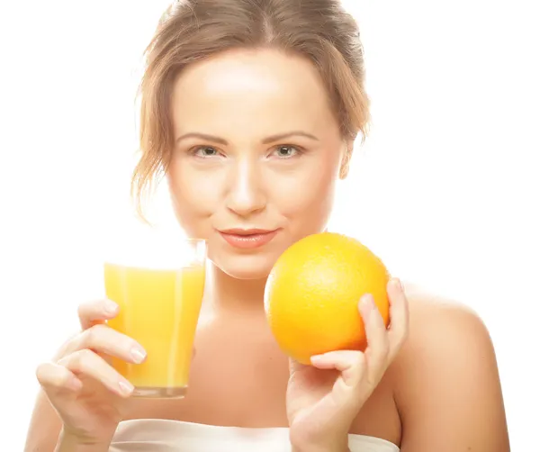 Mujer con naranjas en las manos — Foto de Stock